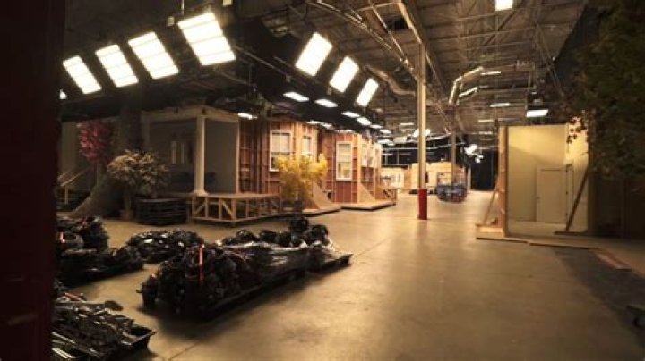Dynasty interior shots are filmed in in Georgia unlike the original series which was shot in a California studio