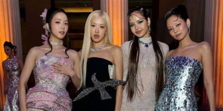 Each sister wore a sexy outfit as they had their hair & makeup team go full glam