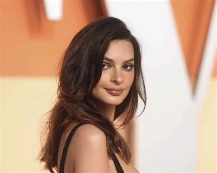 Emily Ratajkowski shared a new photo naked in bed