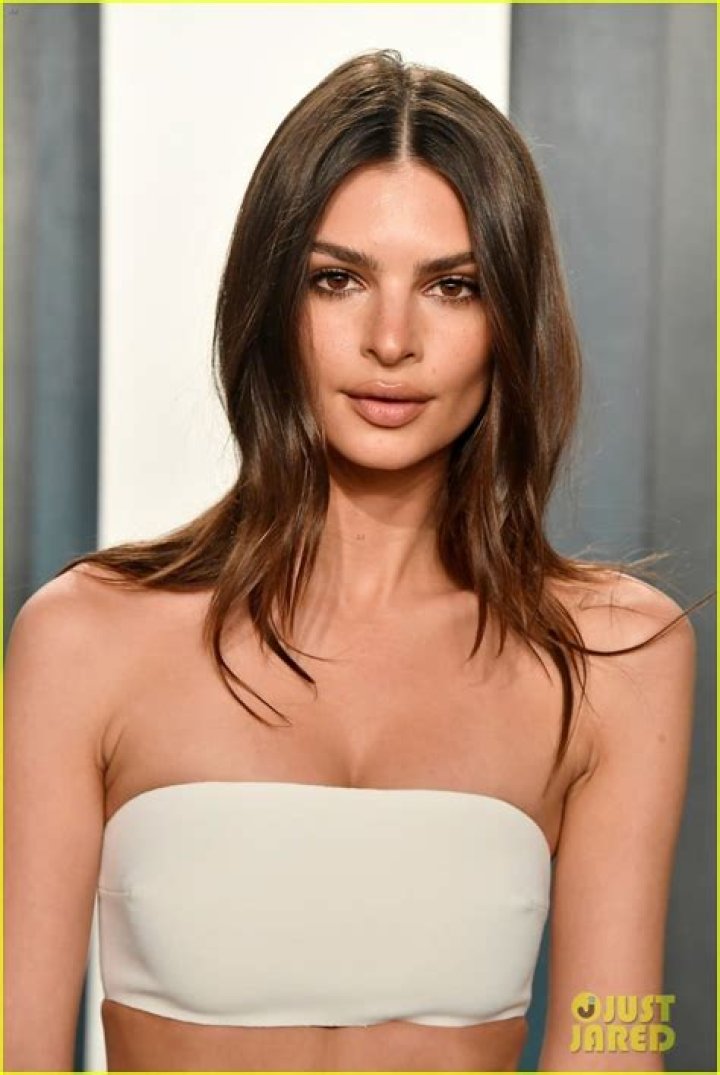 Emily Ratajkowski showed off her bikini body in a new post consisting of several swimsuit shots