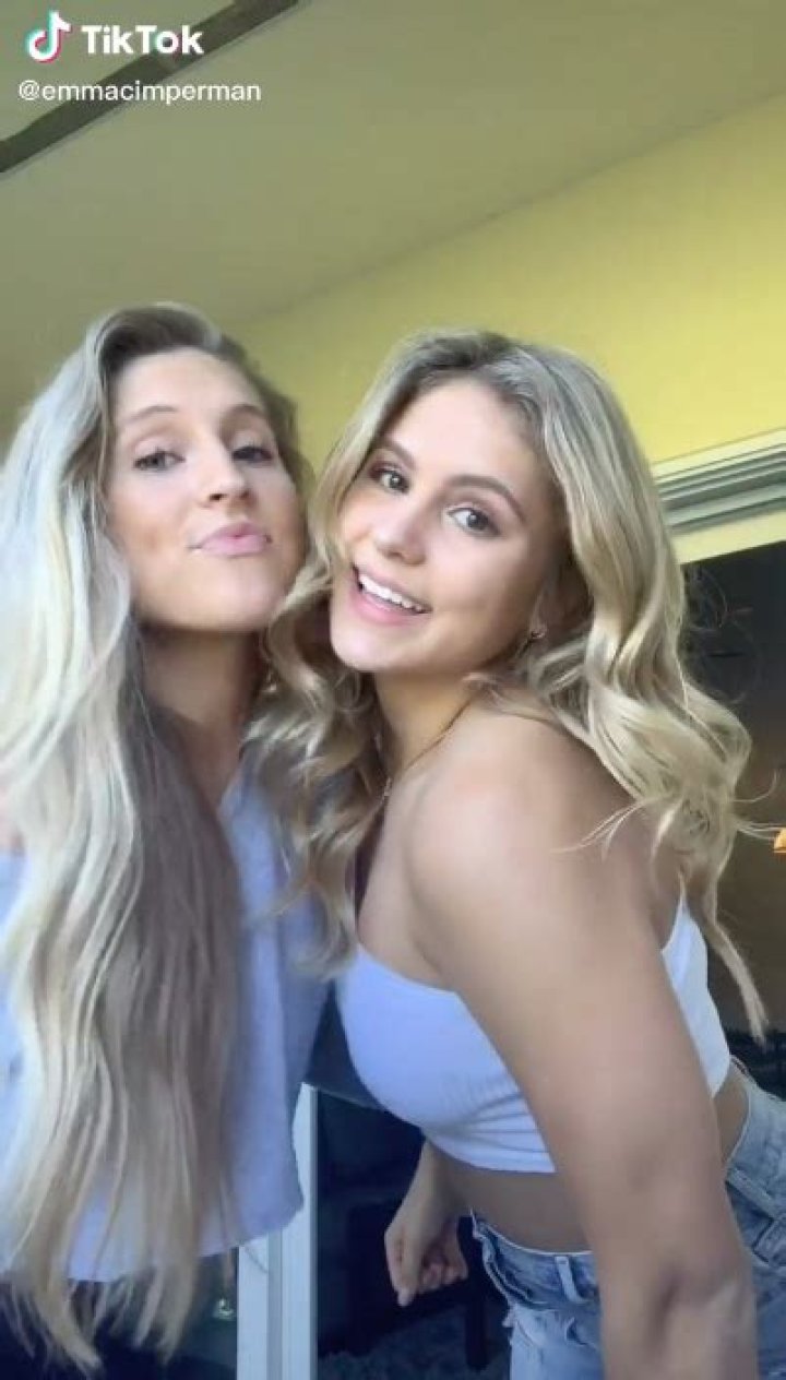 Emma Cimperman (R) danced and posed along side her mum with commenters unable to believe they are mother and daughter