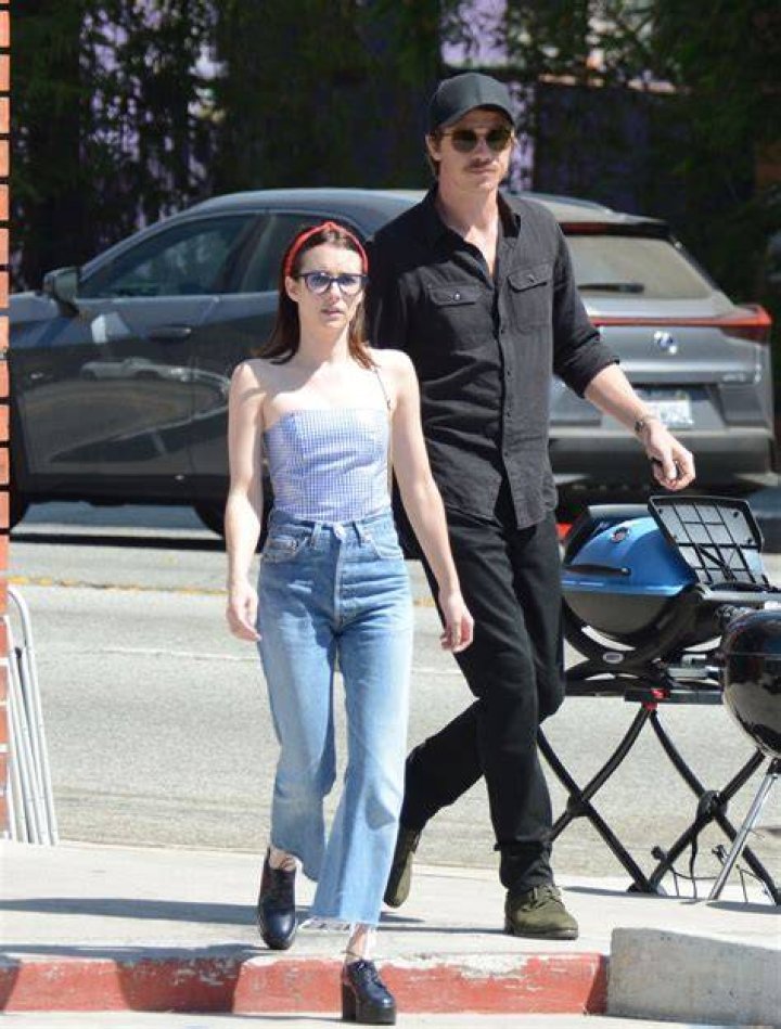 Emma Roberts Garrett Hedlund Hold Hands Evan Peters Split