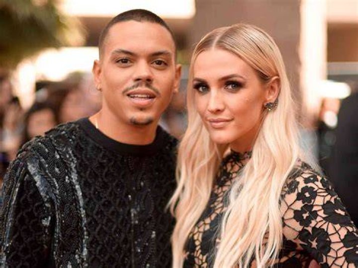 Evan-Ross-and-Ashlee-Simpson-expecting