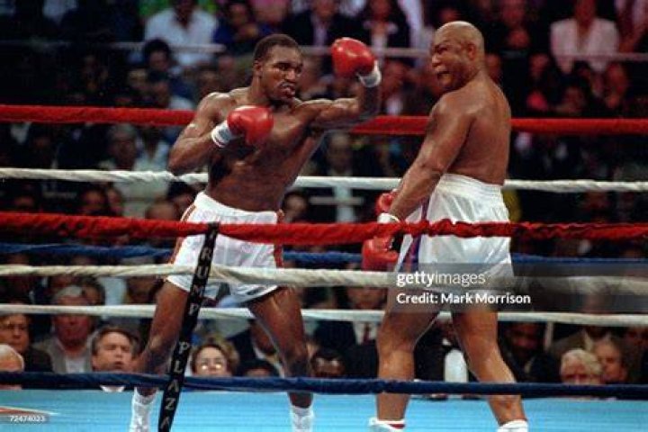  Evander Holyfield (L) lands a punch to Carlos De Leon