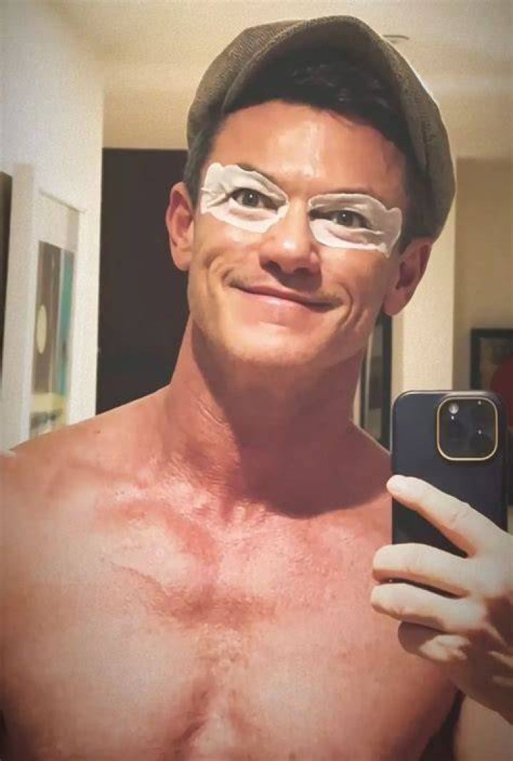 Evans wows fans with selfies, belfies, and glam shots