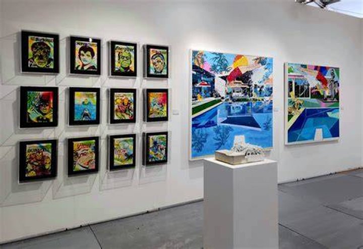 Famed artist Leonardo Hidalgo presents Campana with his artwork