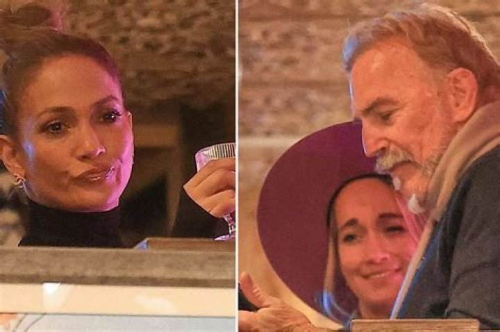 Fans Are Convinced Jennifer Lopez's Hair Extension Came Out During 'SNL' Performance