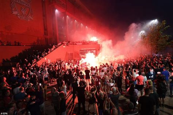 Fans gathered outside of the Barclay's Center in Brooklyn on Saturday