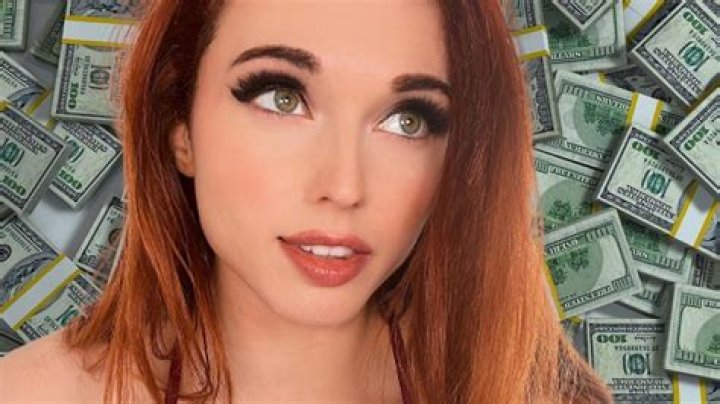 Fans pay Amouranth to write their name on her body