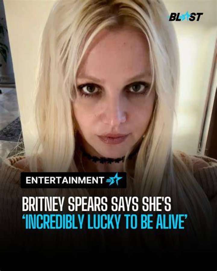 Fans says Britney Spears dropped clues of a baby bump for weeks