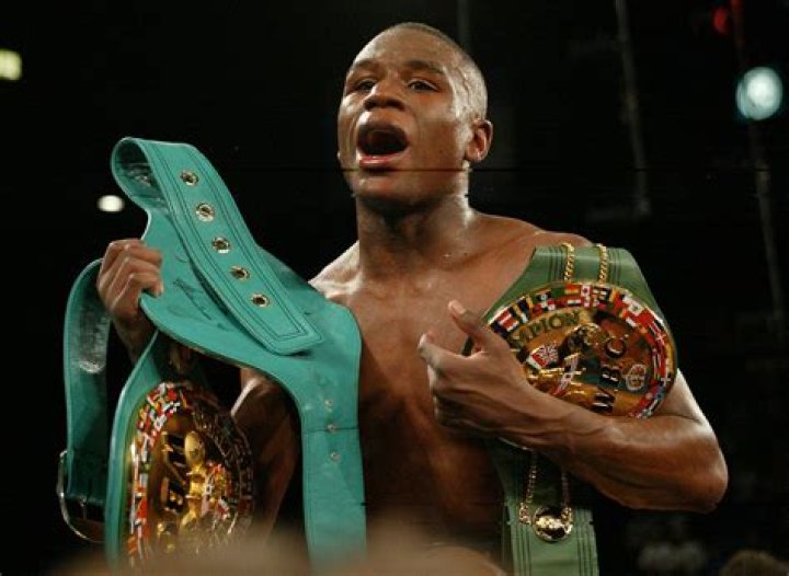 Floyd Mayweather's only split-decision was against Oscar De La Hoya
