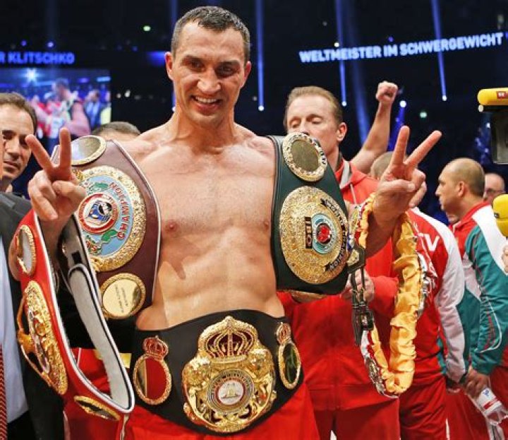  Former heavyweight champ Wladimir Klitschko makes a peace symbol with his fingers