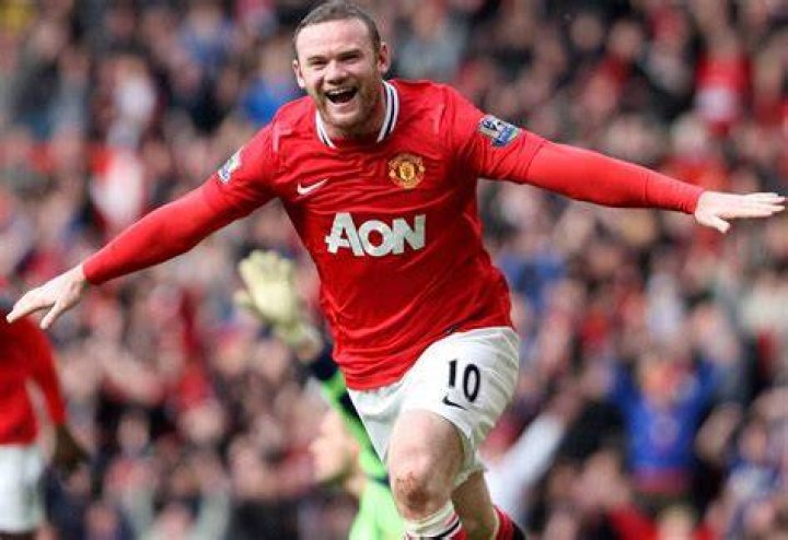 Former Manchester United Wayne Rooney was 'oceans apart' from wife Coleen as he flew to America last night