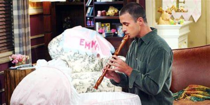 Freddie-Prinze-Jr.-as-Sandy-on-Friends
