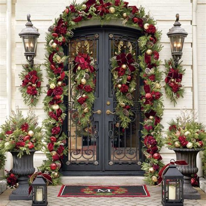 frontgate-holiday-decor-garland