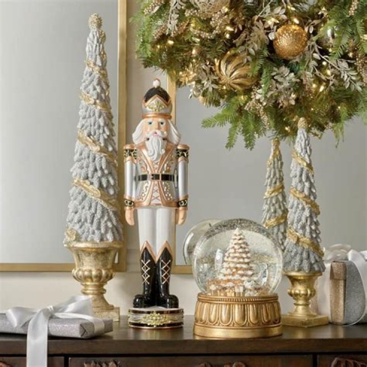 frontgate-holiday-decor-nutcracker