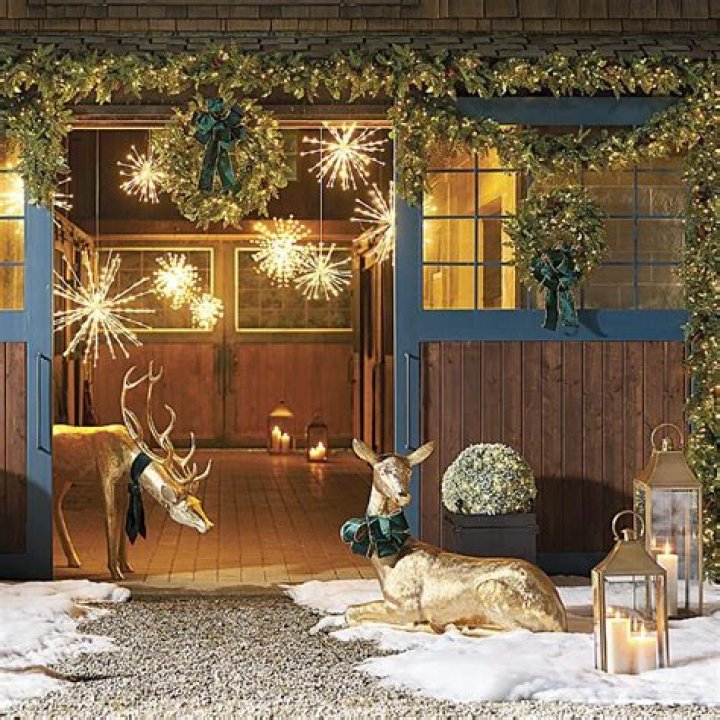 frontgate-holiday-decor-reindeer-light-display