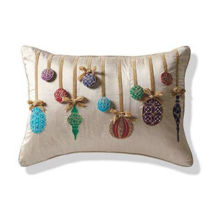 frontgate-holiday-decor-throw-pillow