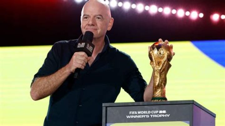 Gianni Infantino performs the 'sprinkle' at Salt Bae's Dubai steak house