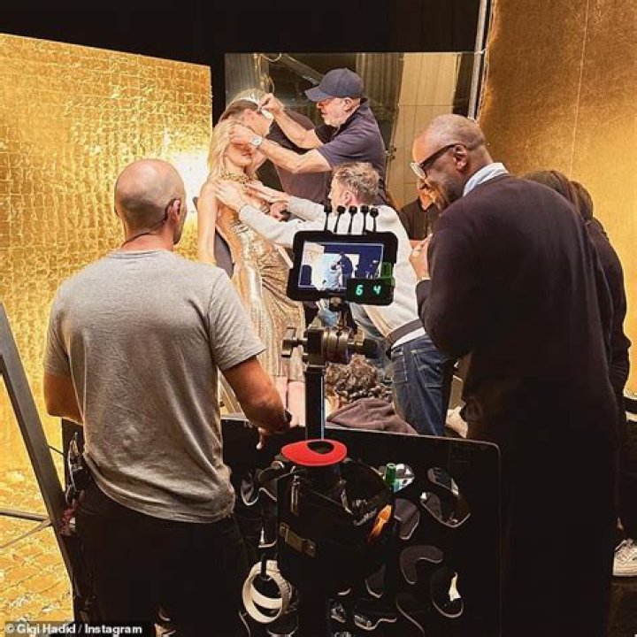  Gigi shared behind-the-scenes clips from her maternity shoot
