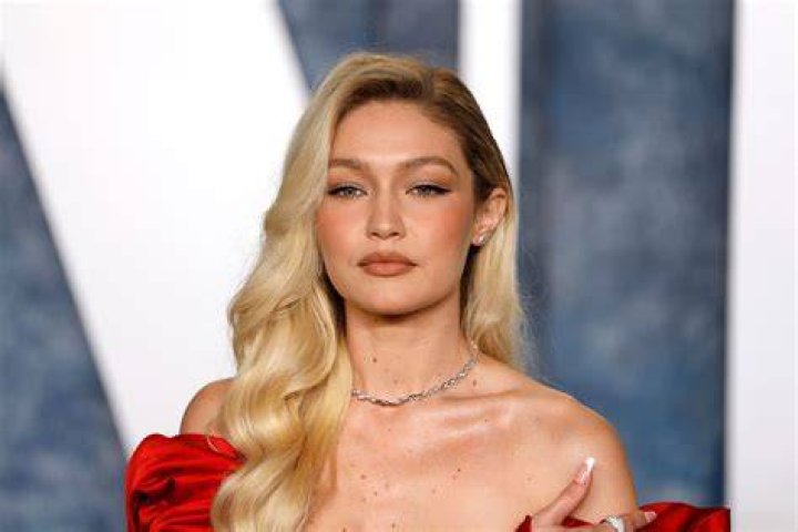  Gigi's sister Bella Hadid (right) also works as a model in the fashion industry