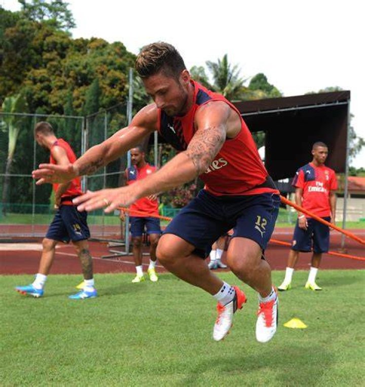 Giroud performs a burpee while training with ex-club Arsenal