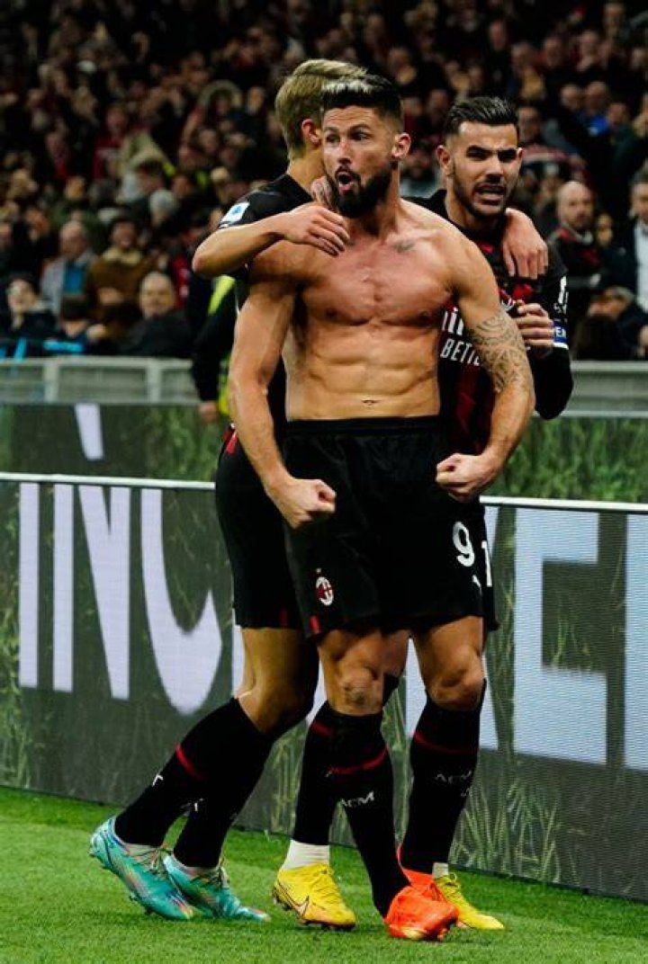 Giroud shows off his buff physique on holiday in Ibiza