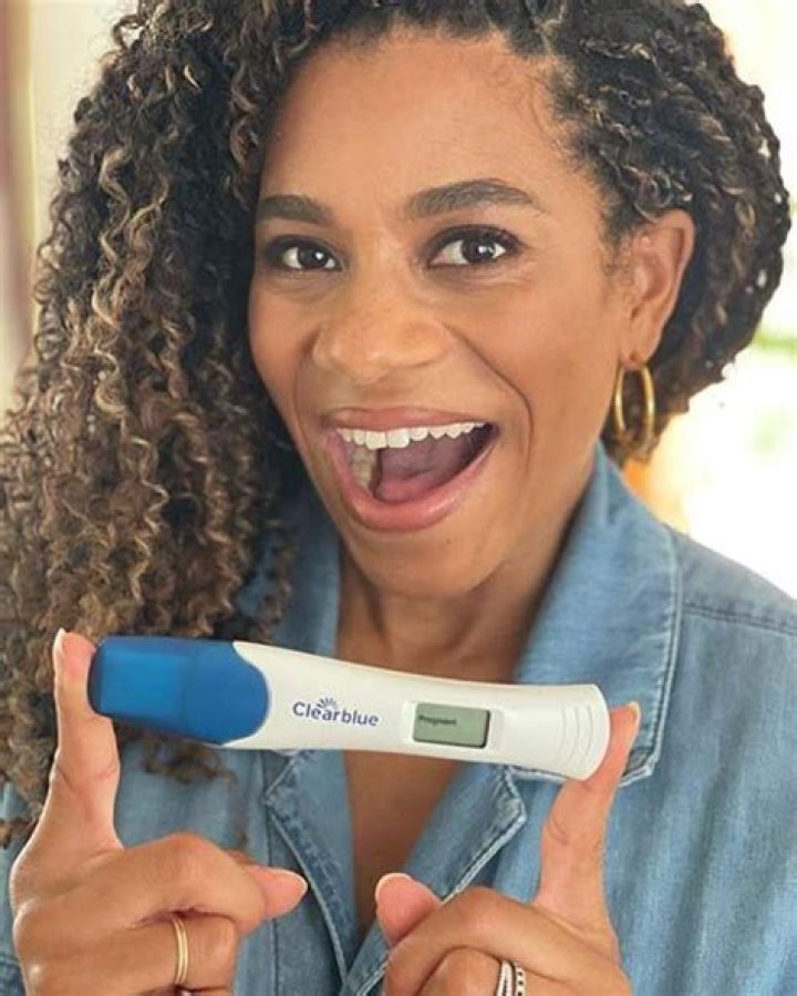 Greys Anatomy Kelly McCreary Pregnant Expecting 1st Child With Husband Pete Chatmon Pink Dress