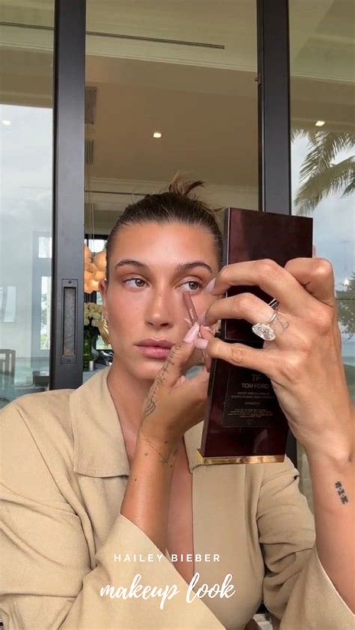 Hailey flaunted her glowy makeup-free skin and moisturized lips
