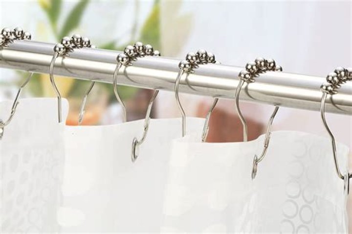 Hamai used shower rings to neatly hang up several pairs of jeans