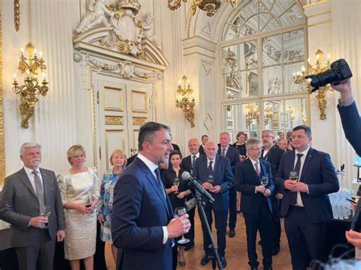 He attended the establishment with agent Pini Zahavi