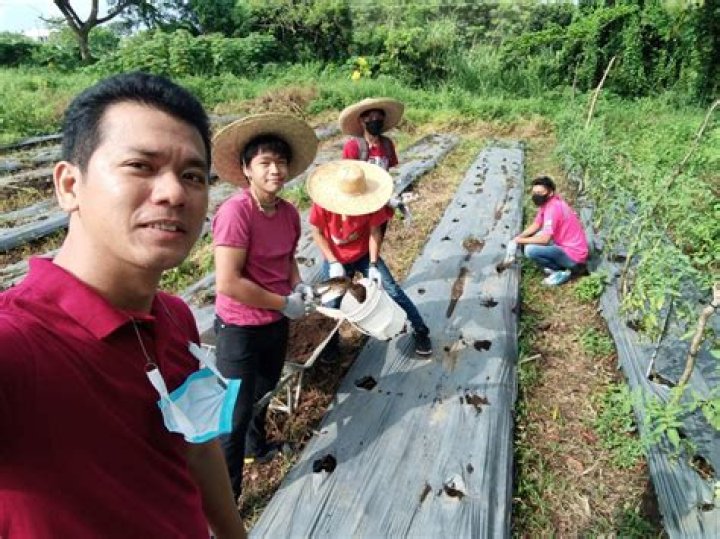 He shares the farm with his ex-wife Amy 