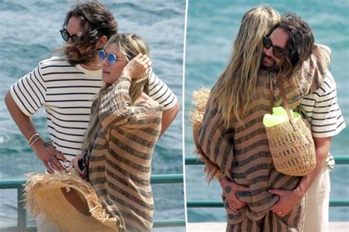 Heidi and Tom packed on the PDA while enjoying their summer vacation