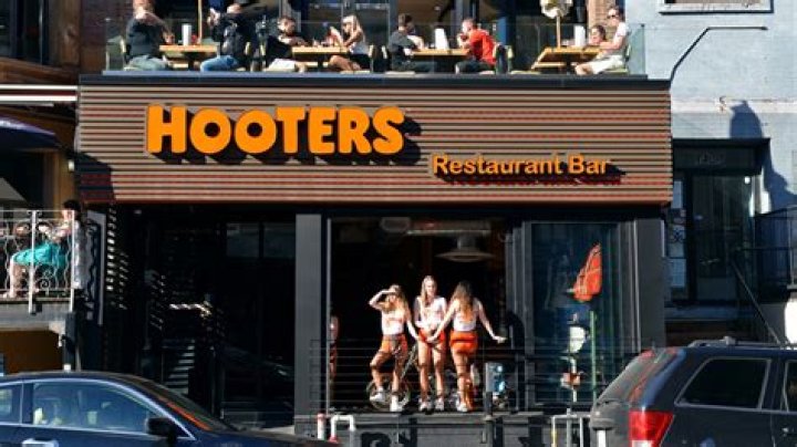 Hooters girl Kenzjee claimed TikTokers asked her questions about the company's tights machine