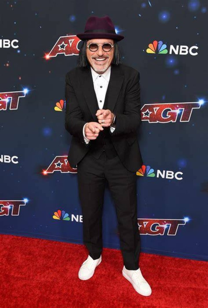 Howie asked: 'Is this better?' in response to the viewer's complaint about his hat
