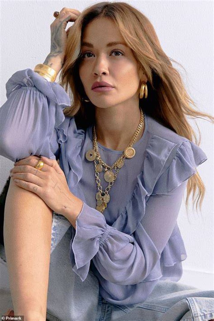 In another video, she modelled said claw clip style