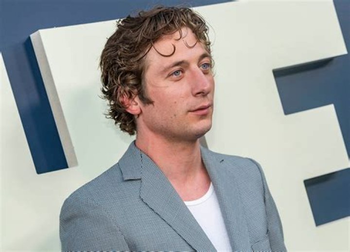 Inside Jeremy Allen White and Rosalias Steamy New Romance Enjoying Each Others Company