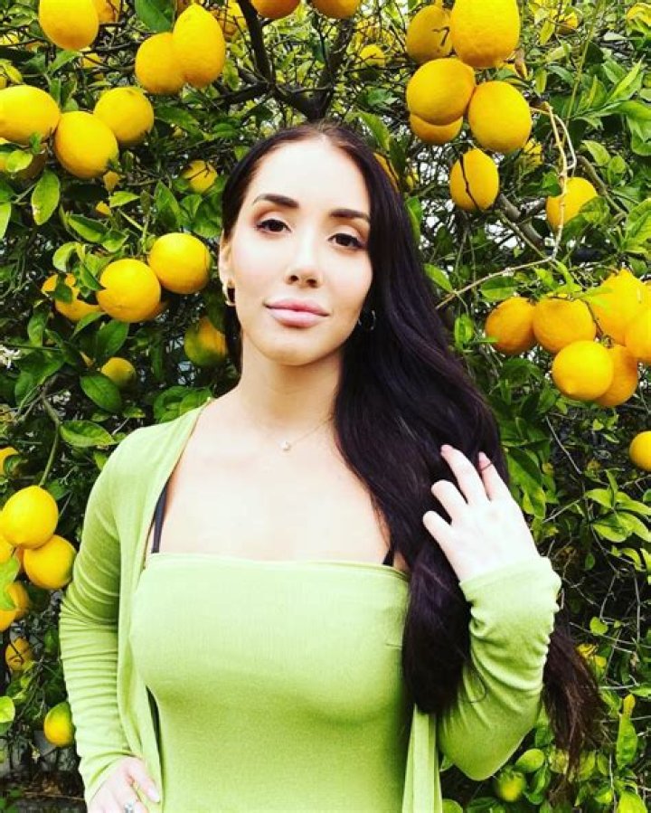 Isabelle Eleanore has come forward as the woman in the NSFW photo that appeared on Adin Ross' stream