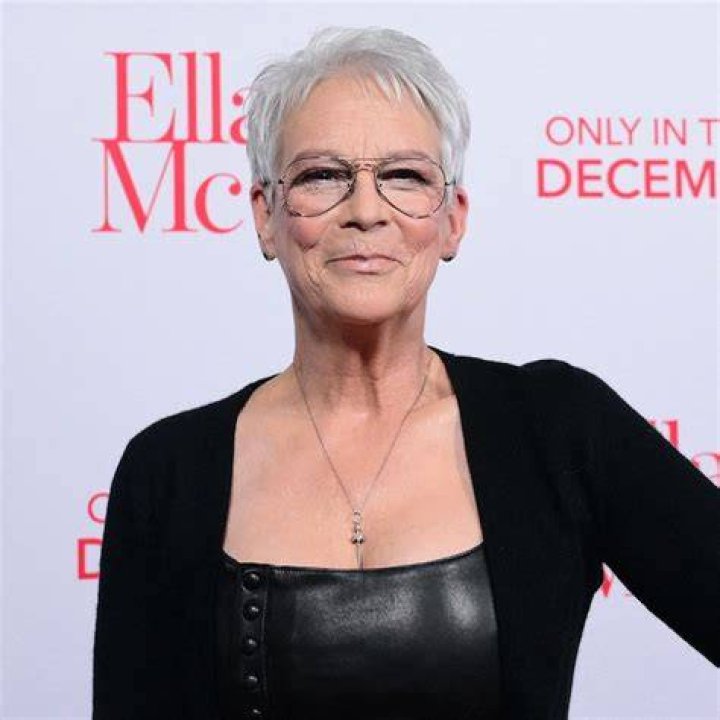 Jamie-Lee-Curtis-Details-Her-Past-Addiction-to-Vicodin-After-Celebrating-20-Years-of-Sobriety-2