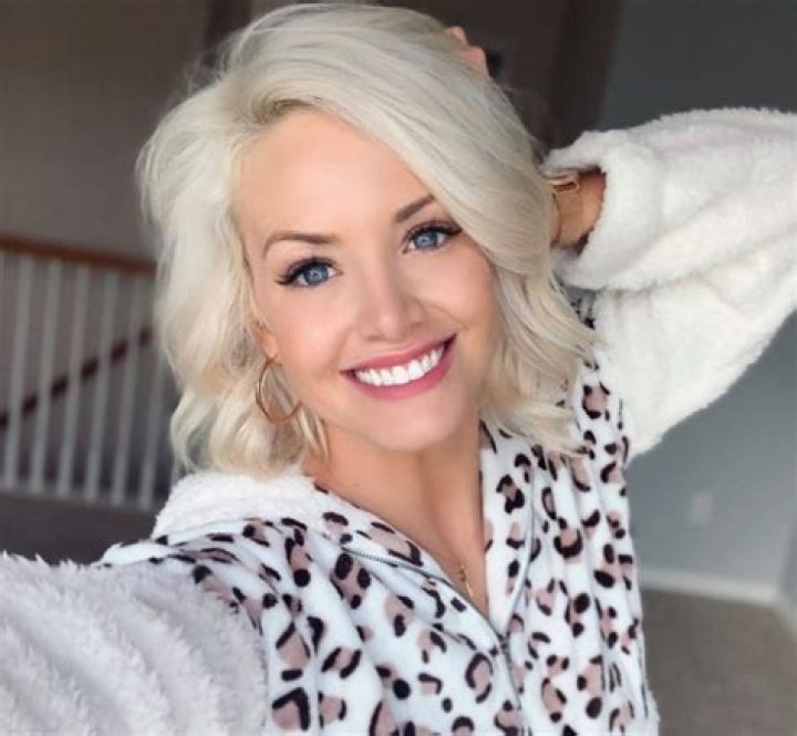 Jenna-Cooper-Celebrates-6th-Month-of-Pregnancy-With-Bikini-Baby-Bump-Pic-1