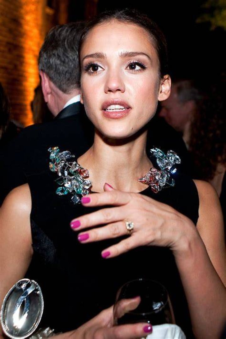 Jessica Alba also nails this look beautifully