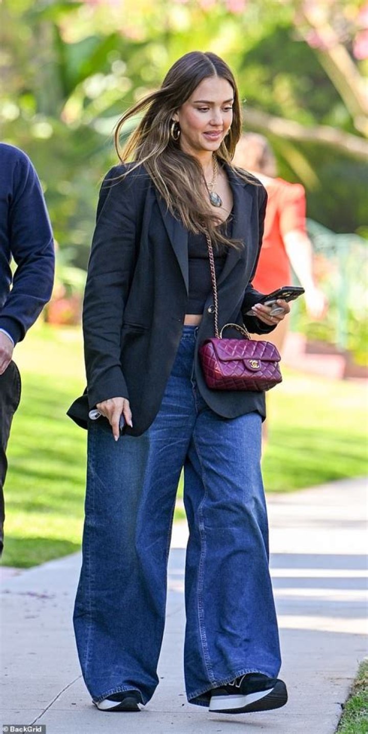 jessica-alba-baggy-blue-jeans-2