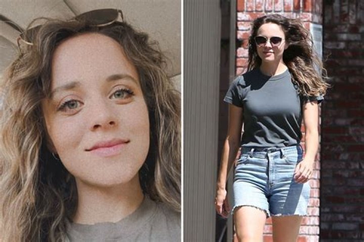 Jinger broke her strict family rules and showed off her long legs while wearing shorts