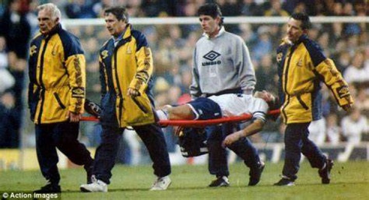  John Fashanu elbows Gary Mabbutt in a 1993 clash between Spurs and Wimbledon