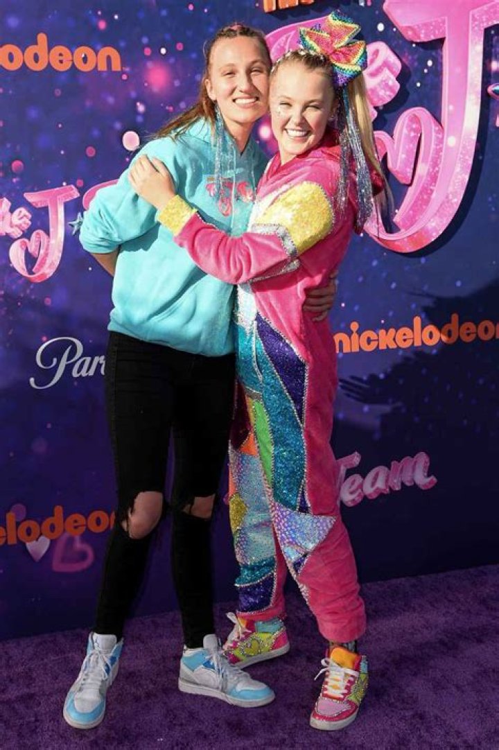 JoJo Siwa Stayed Friends With Ex Kylie Prew 2 Peoples Choice Awards 2021