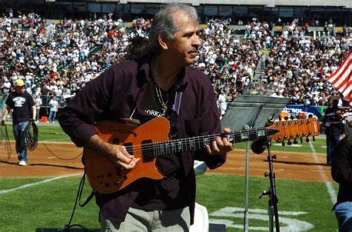  Jorge performing in 2005