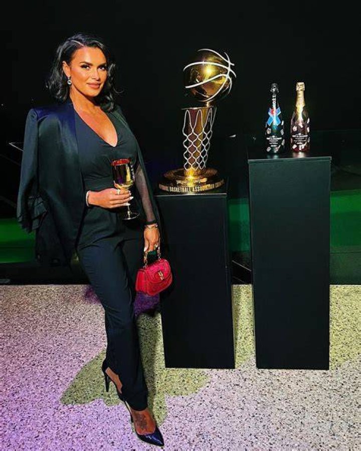 Joy Taylor wows fans with a city photo