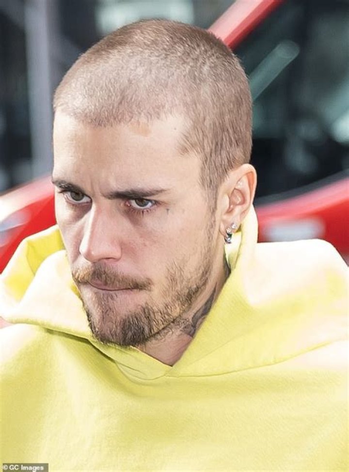 Justin Bieber repeatedly grabbed his crotch while performing on The Voice finale