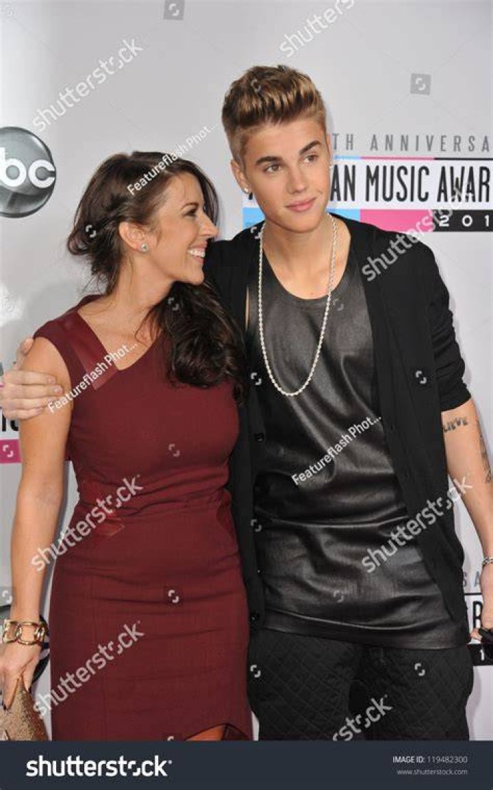 Justin Bieber Takes the American Music Awards 2020 Stage With Shawn Mendes
