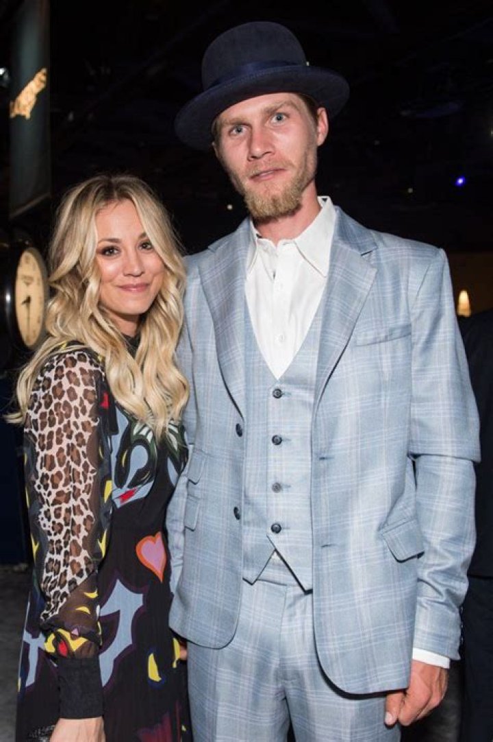 kaley cuoco pda